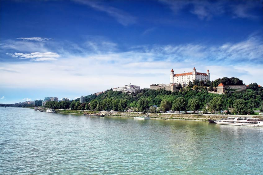 Pohlad na Bratislavský hrad z rieky Dunaj